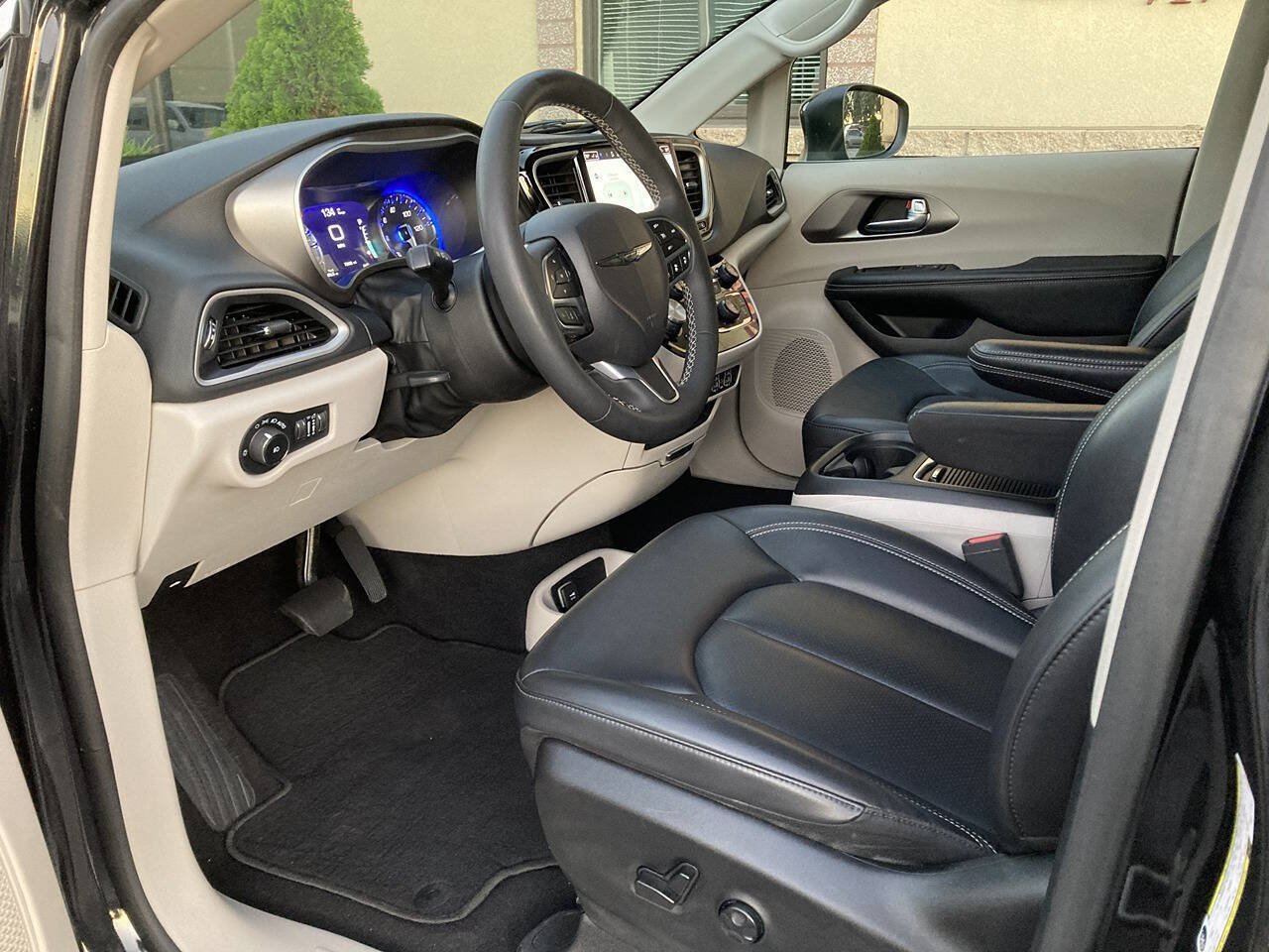 Used 2023 Chrysler Pacifica Touring-L FWD image 4