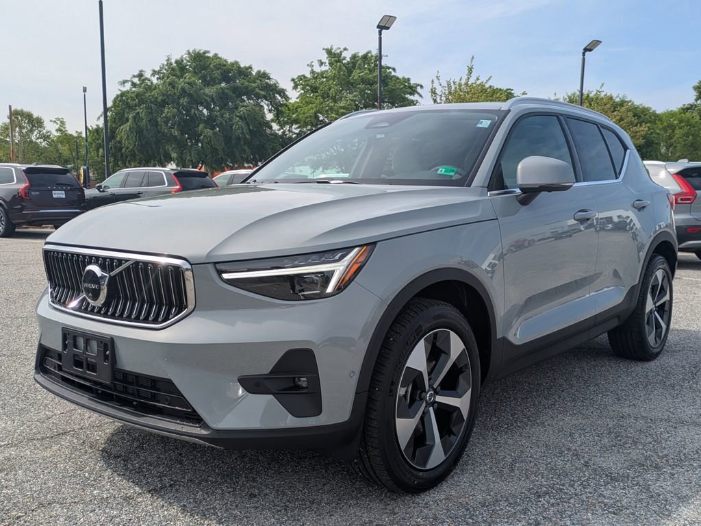 New 2025 Volvo XC40 B5 Plus w/ Climate Package image 8