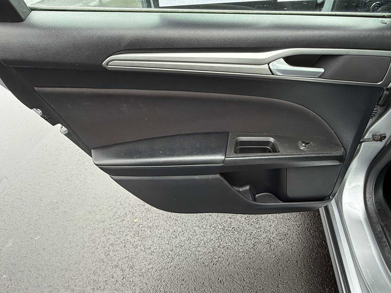 Used 2020 Ford Fusion SE FWD image 13