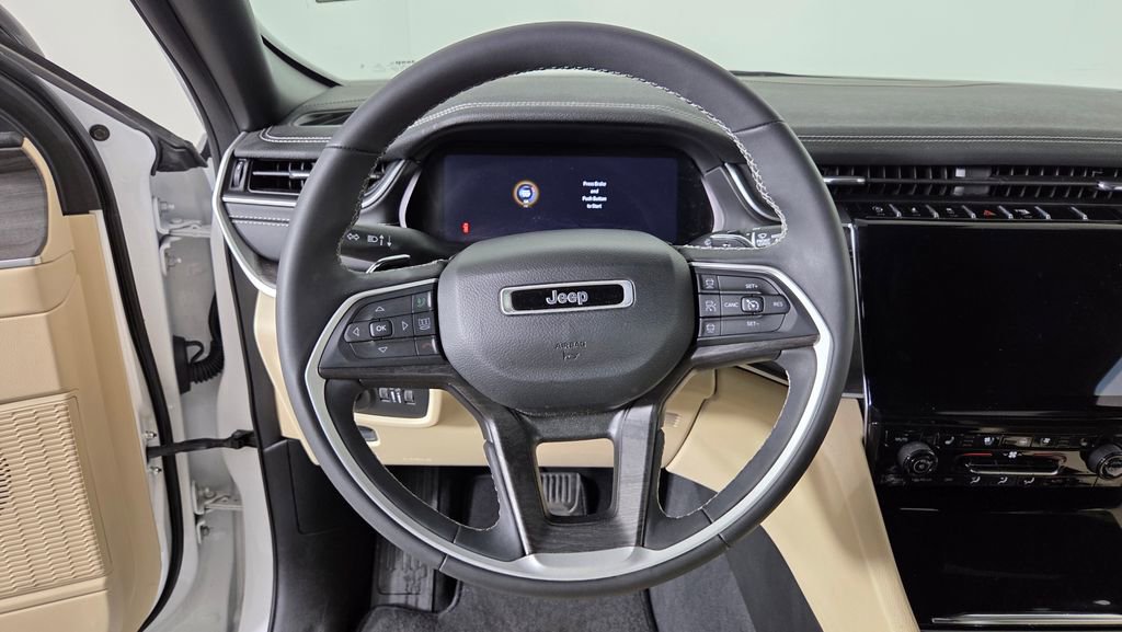 Used 2023 Jeep Grand Cherokee Limited w/ Luxury Tech Group II image 16