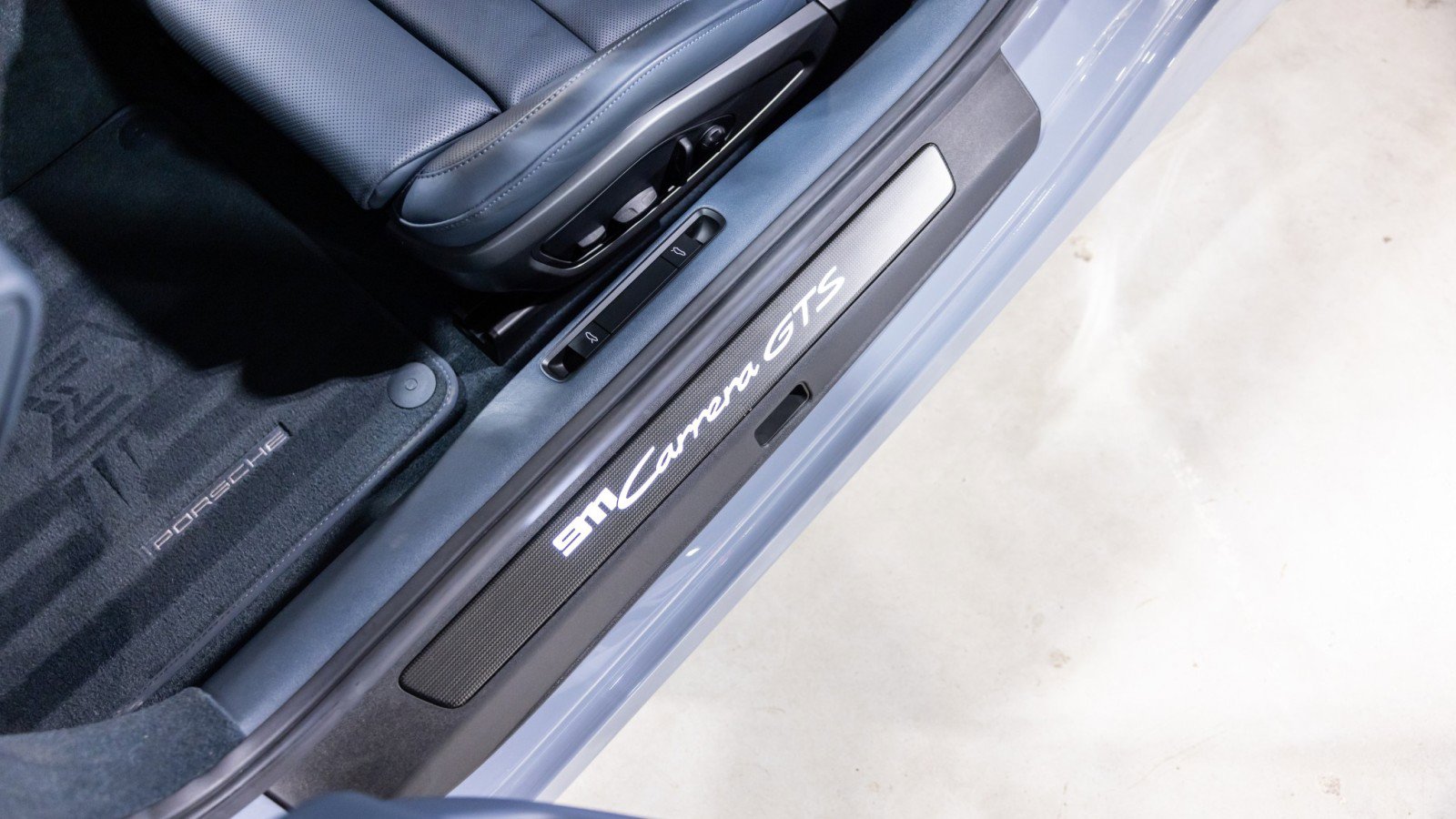 Used 2024 Porsche 911 Carrera GTS w/ Premium Package image 38