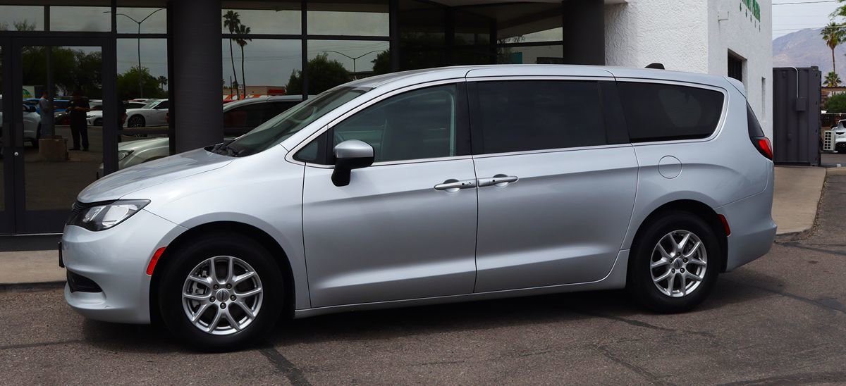 Used 2023 Chrysler Voyager LX FWD image 7