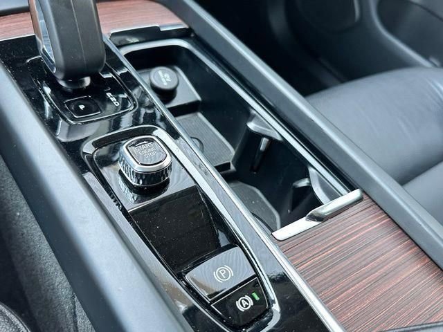 Used 2024 Volvo XC60 B5 Plus image 21