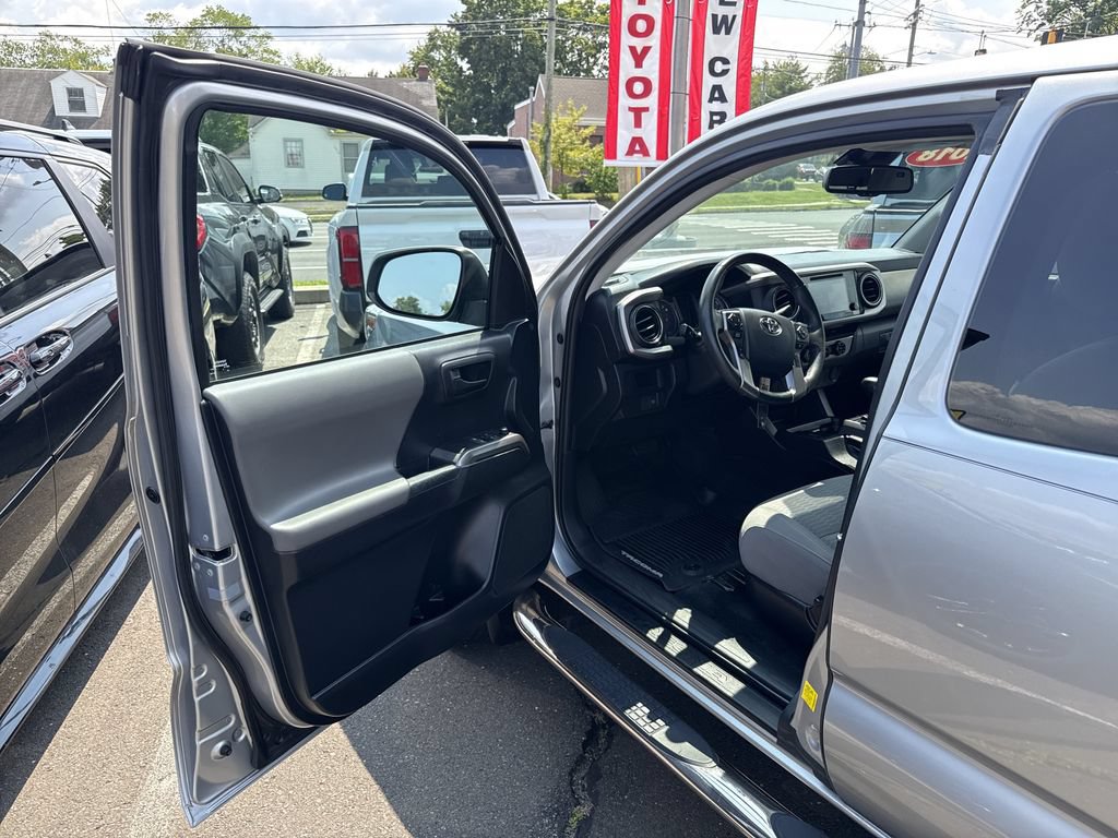 Used 2018 Toyota Tacoma SR5 AWD/4WD image 16