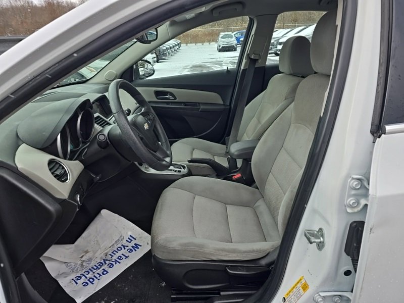 Used 2016 Chevrolet Cruze LT w/ Technology Package image 21