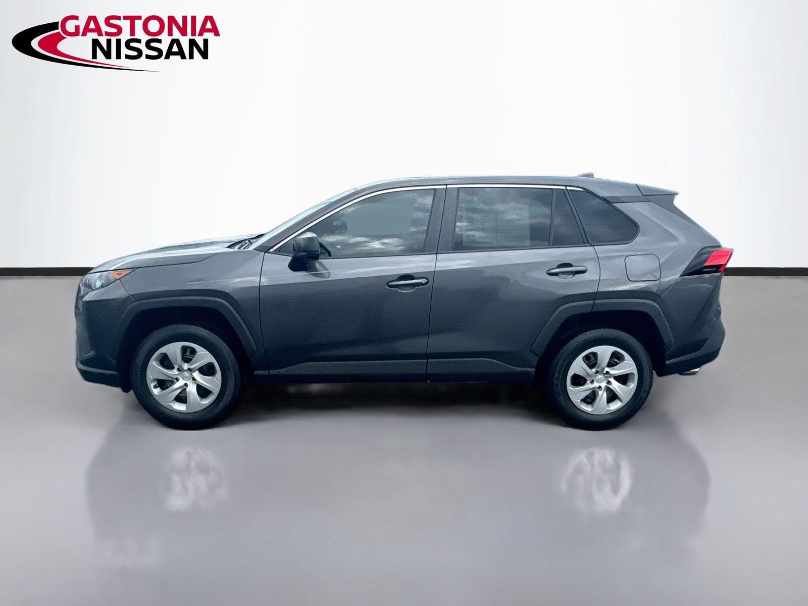 Used 2022 Toyota RAV4 LE AWD/4WD image 5