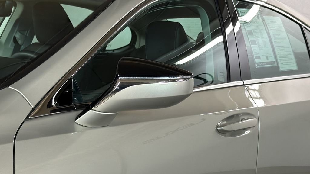 Used 2025 Lexus ES 300h w/ Premium Package image 5