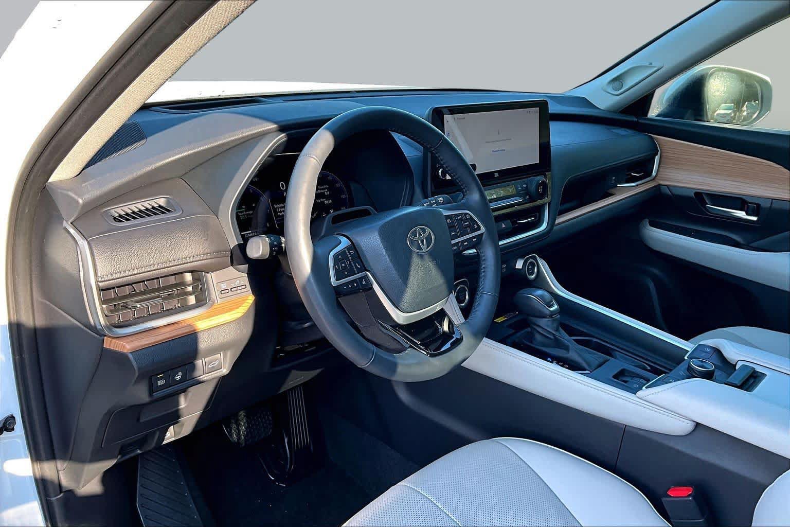 Used 2025 Toyota Grand Highlander AWD image 17