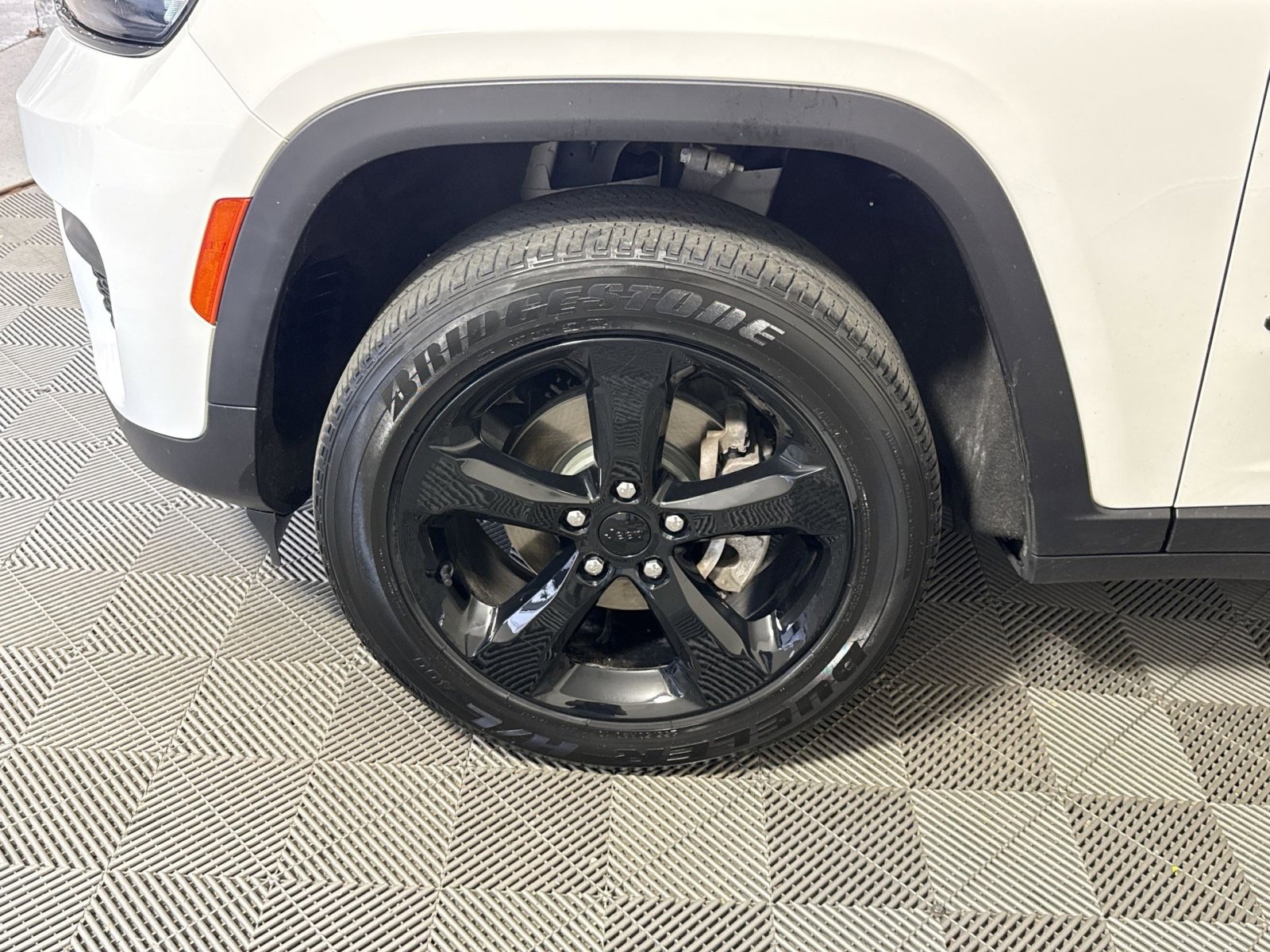 Used 2023 Jeep Grand Cherokee Altitude image 12