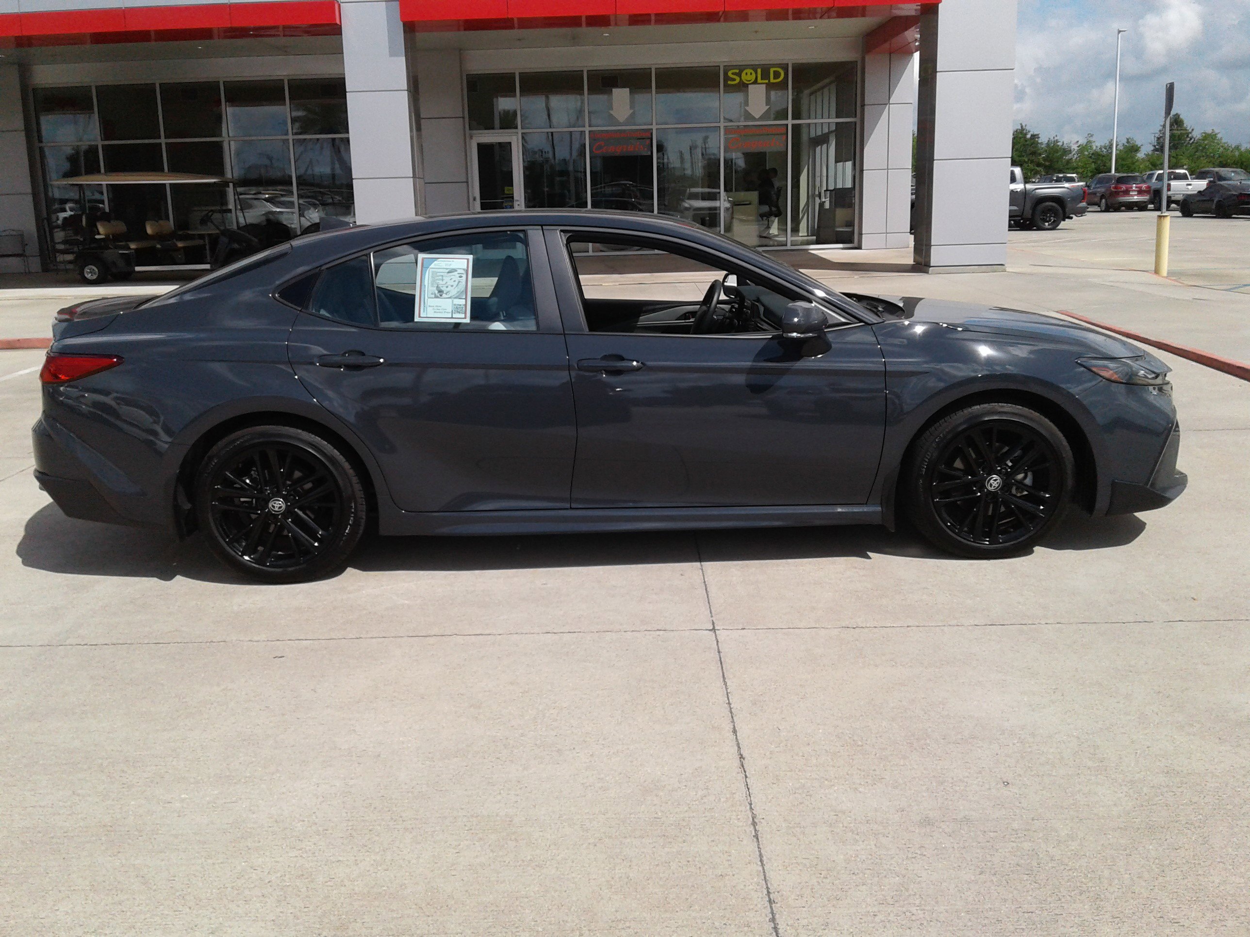 Used 2025 Toyota Camry SE w/ Convenience Package image 8