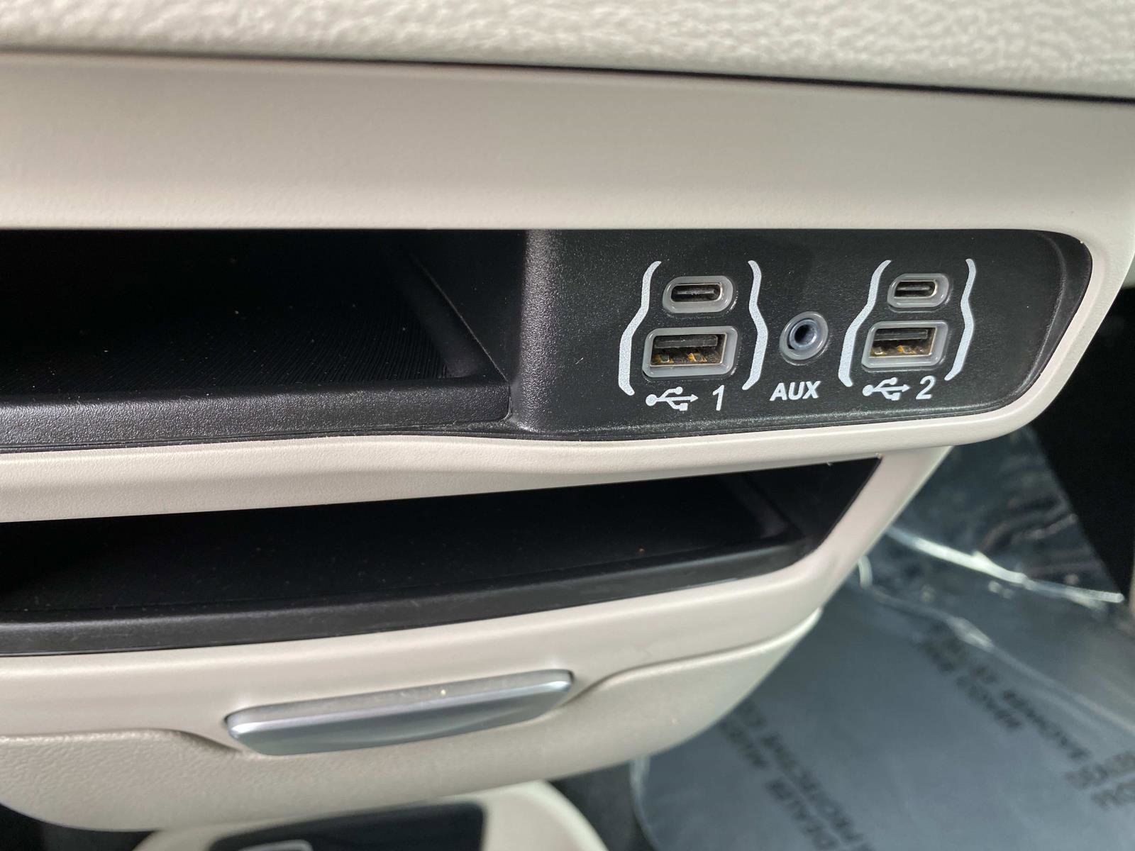 Used 2024 Chrysler Pacifica Touring-L FWD image 14