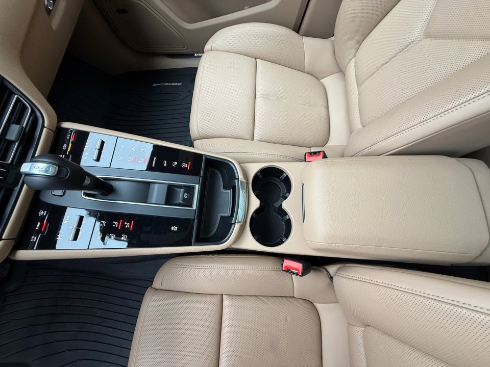 Certified 2025 Porsche Macan image 18