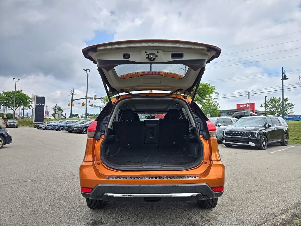 Used 2017 Nissan Rogue SV AWD/4WD image 5