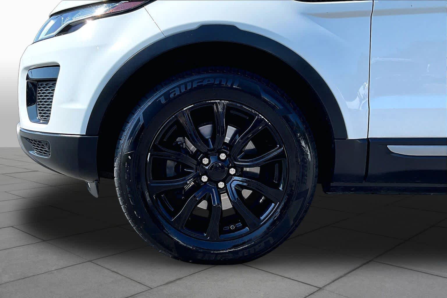 Used 2018 Land Rover Range Rover Evoque SE AWD/4WD image 11