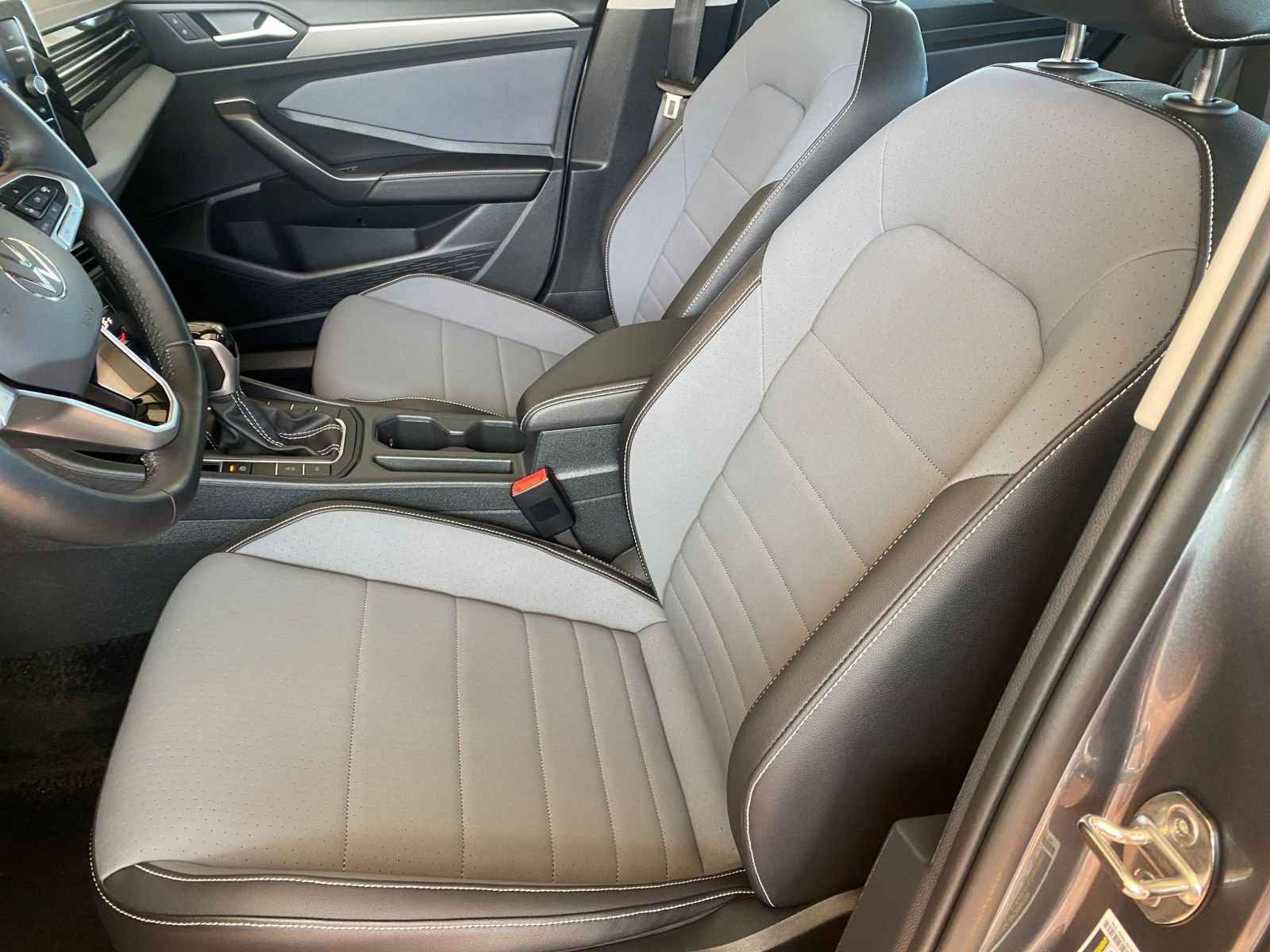 Used 2025 Volkswagen Jetta SE image 28