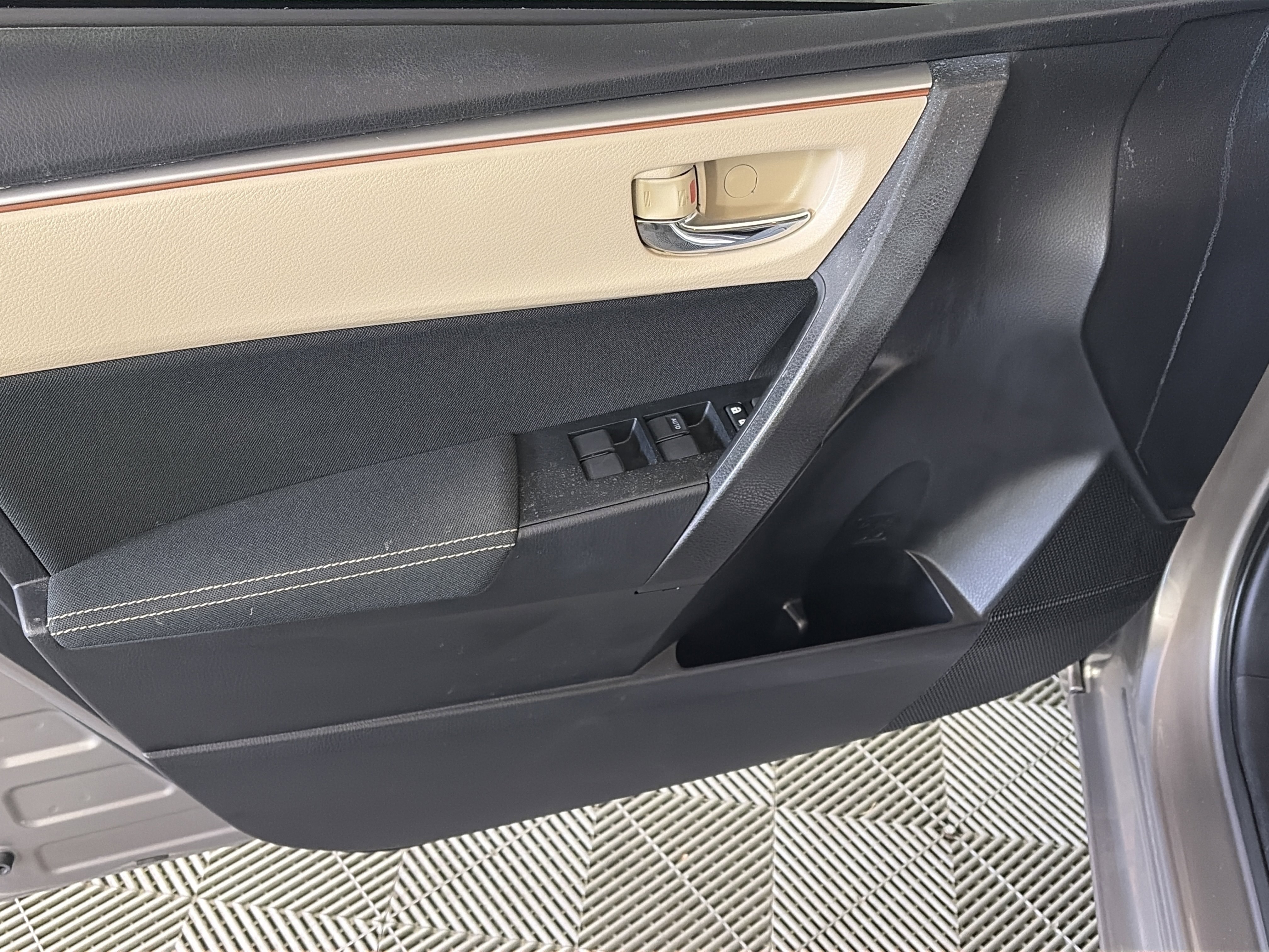 Used 2016 Toyota Corolla LE image 12