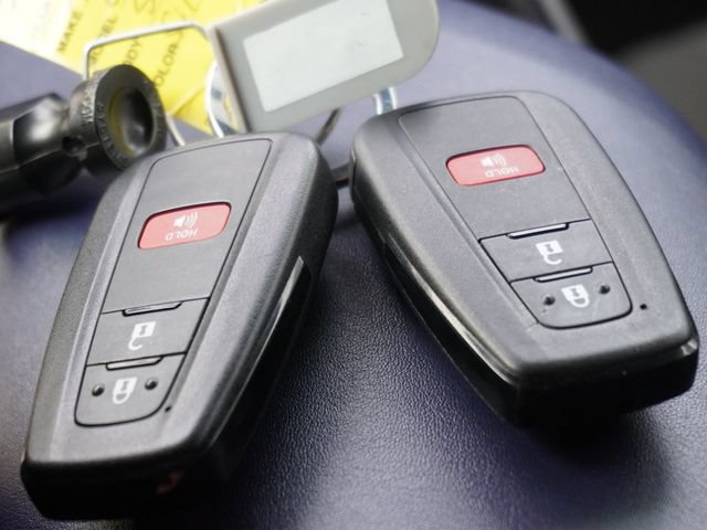 Used 2020 Toyota C-HR XLE FWD image 16