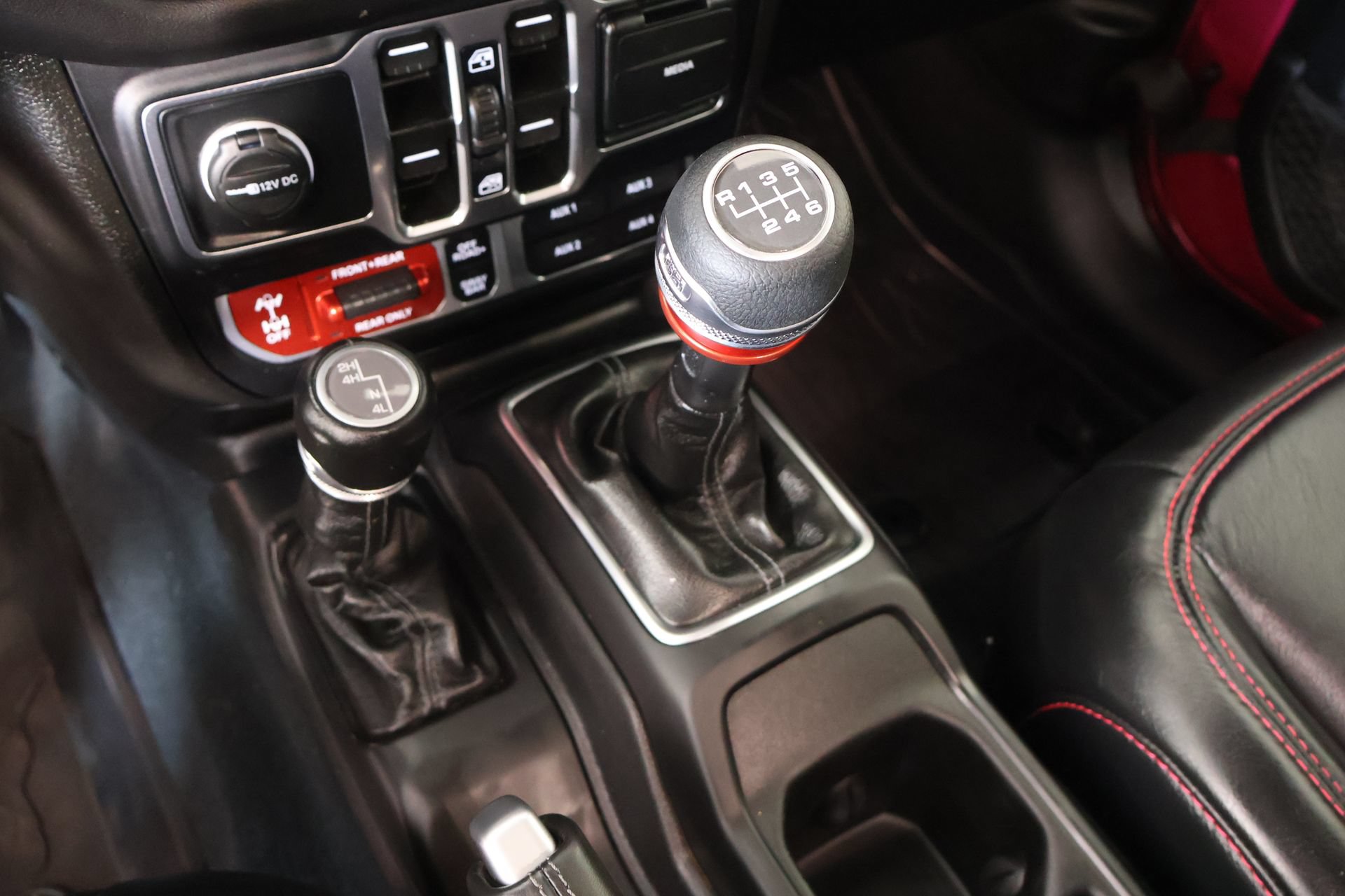 Used 2024 Jeep Gladiator Rubicon AWD/4WD image 9