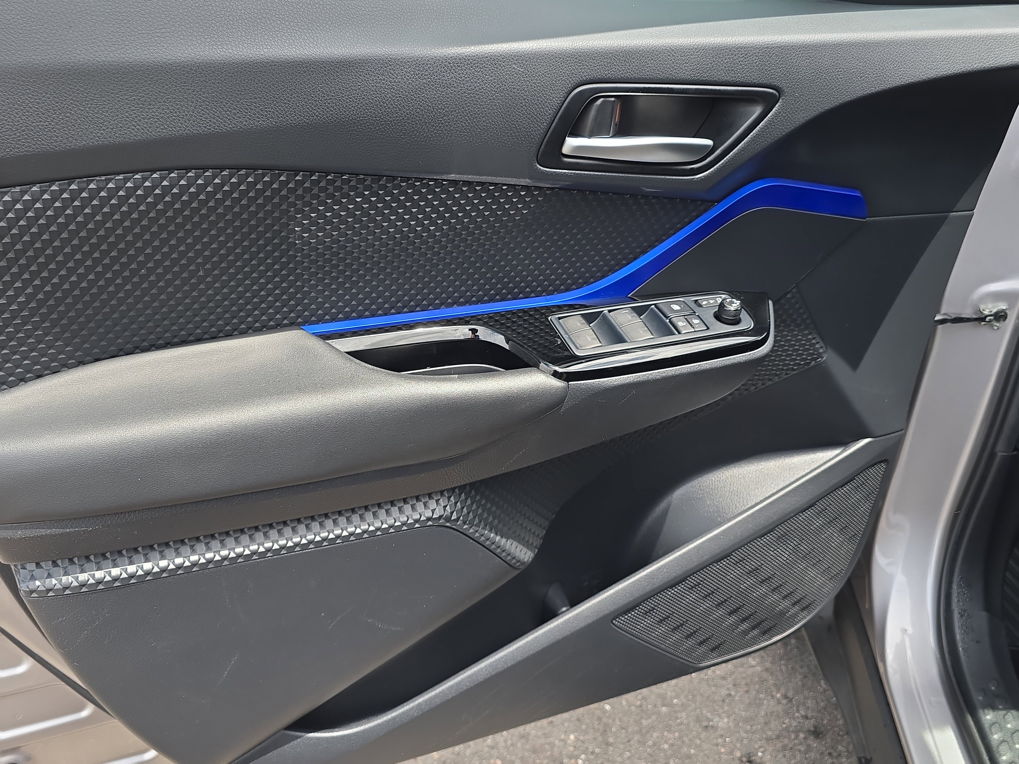 Used 2020 Toyota C-HR XLE FWD image 17