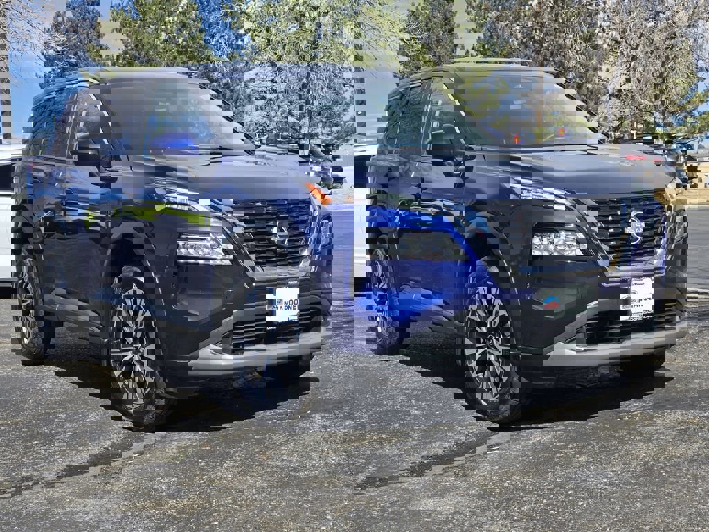 Used 2023 Nissan Rogue SV image 2