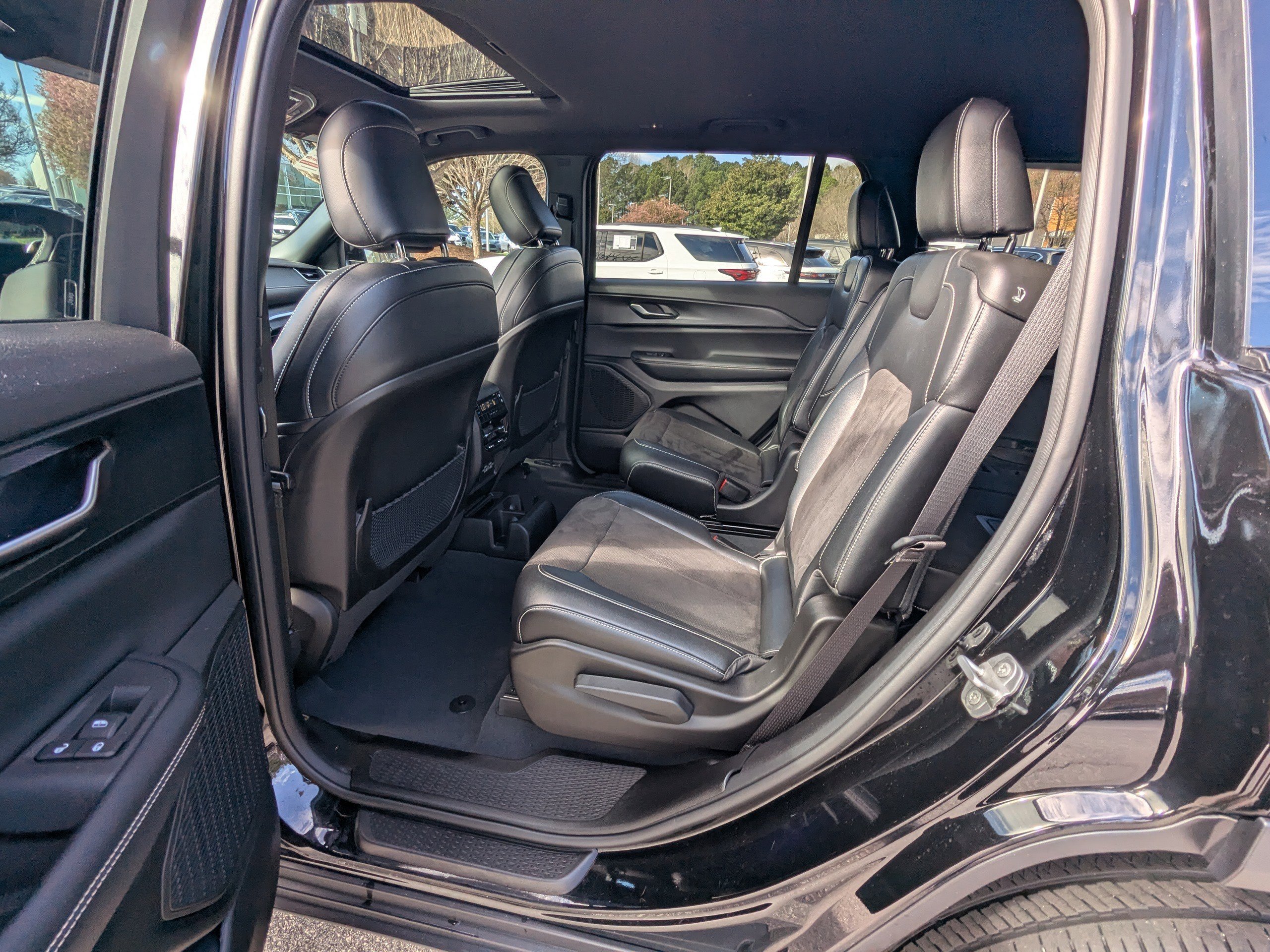 Certified 2023 Jeep Grand Cherokee L Laredo image 11