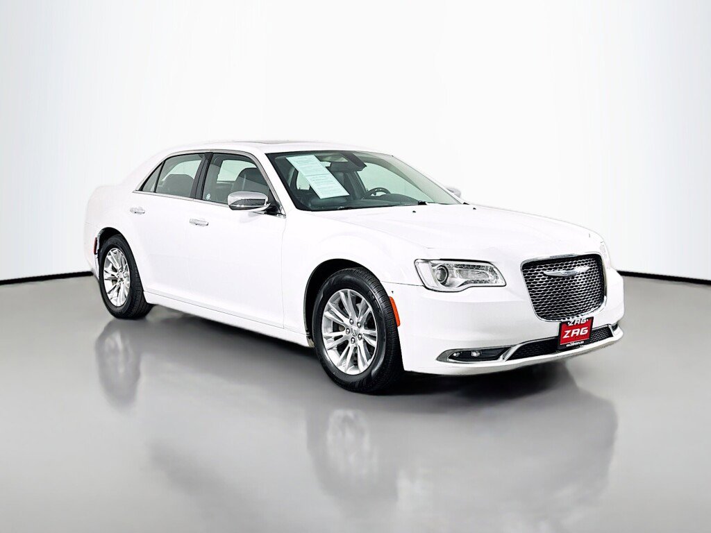 Used 2017 Chrysler 300 C RWD image 7