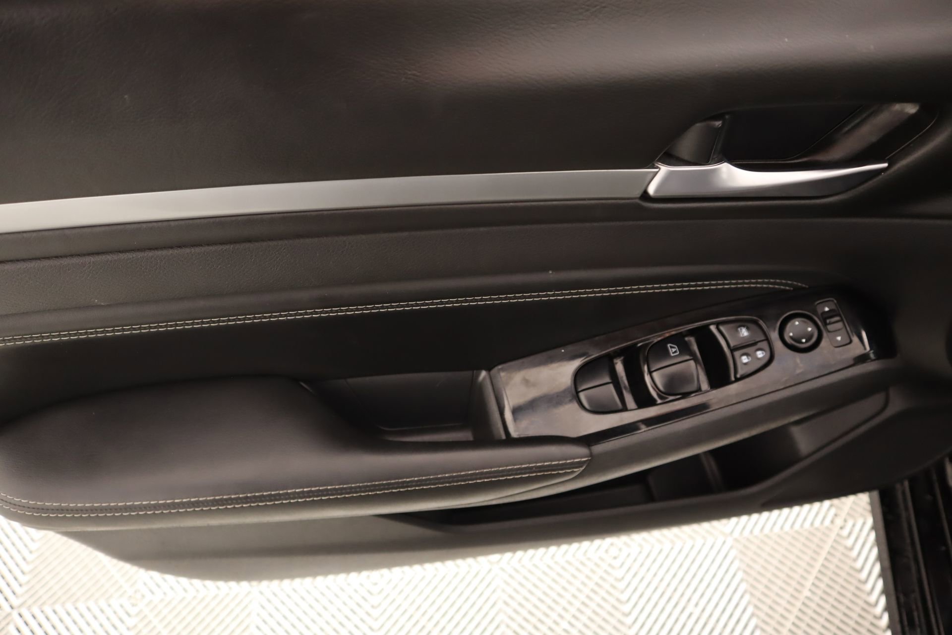 Used 2023 Nissan Altima 2.5 SV w/ SV Premium Package image 16