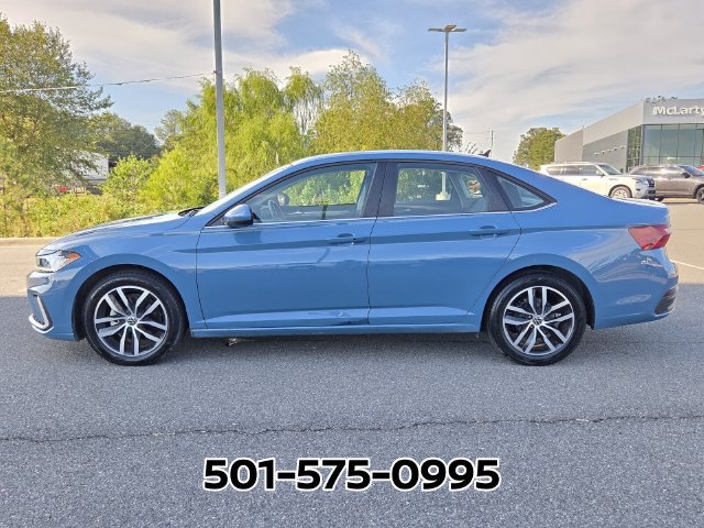 Used 2025 Volkswagen Jetta SE FWD image 2