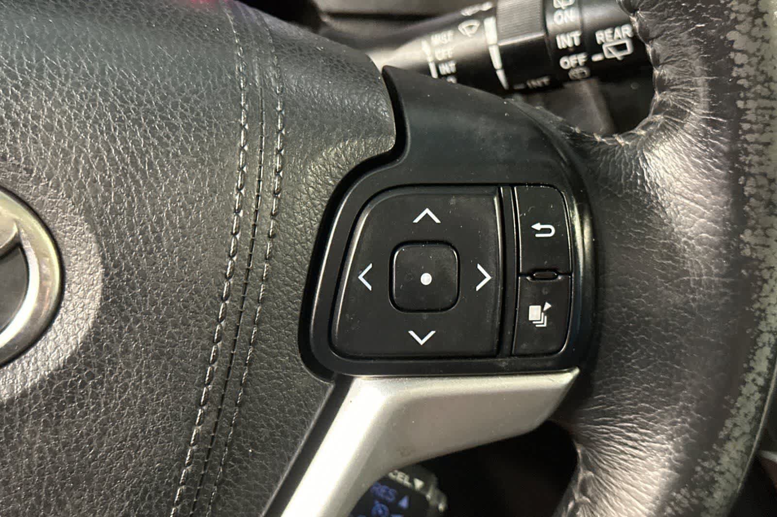 Used 2015 Toyota Sienna SE w/ SE Preferred Package FWD image 30