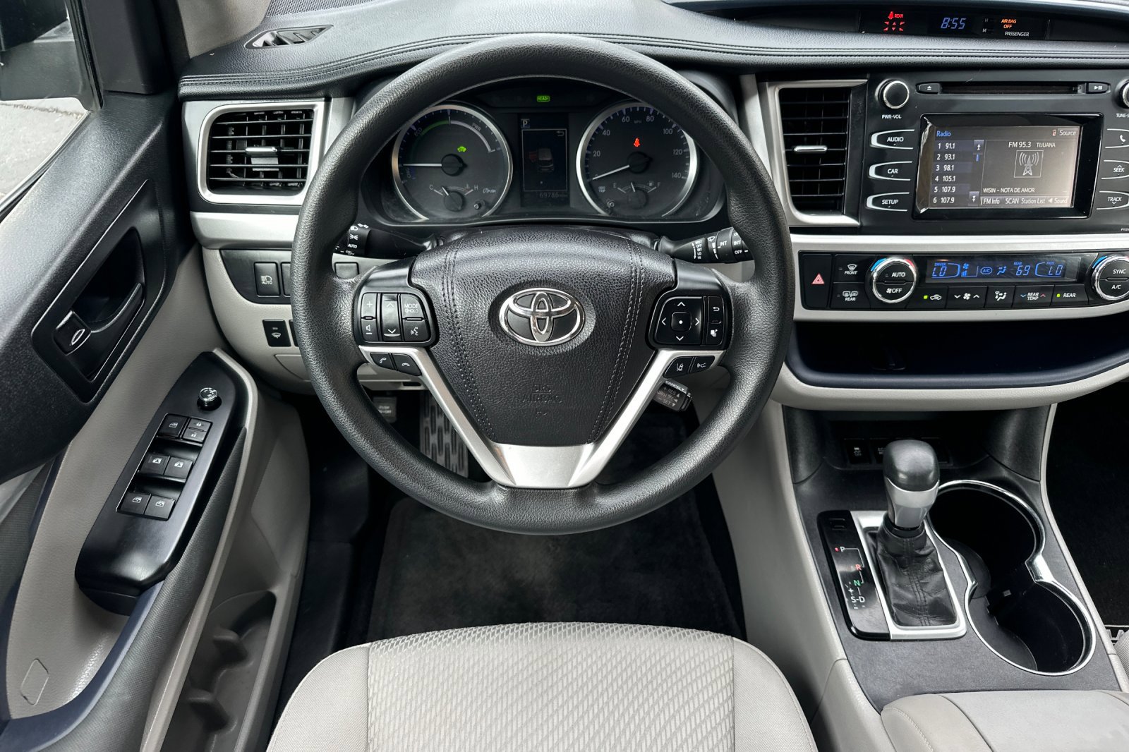 Used 2018 Toyota Highlander LE w/ Carpet Mat Package (TMS) AWD/4WD image 16