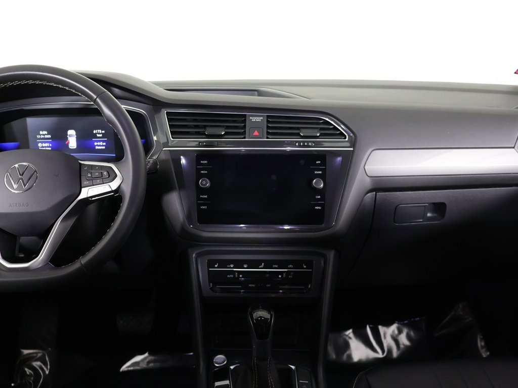 Used 2023 Volkswagen Tiguan SE image 34