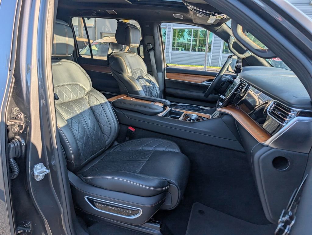 Used 2022 Jeep Grand Wagoneer Series III w/ Rear Seat Video Group 1 AWD/4WD image 19