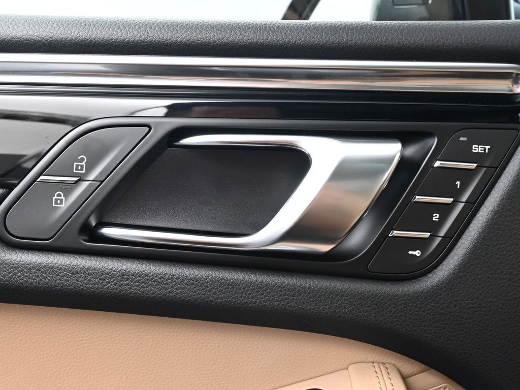 Certified 2026 Porsche Macan AWD/4WD image 18