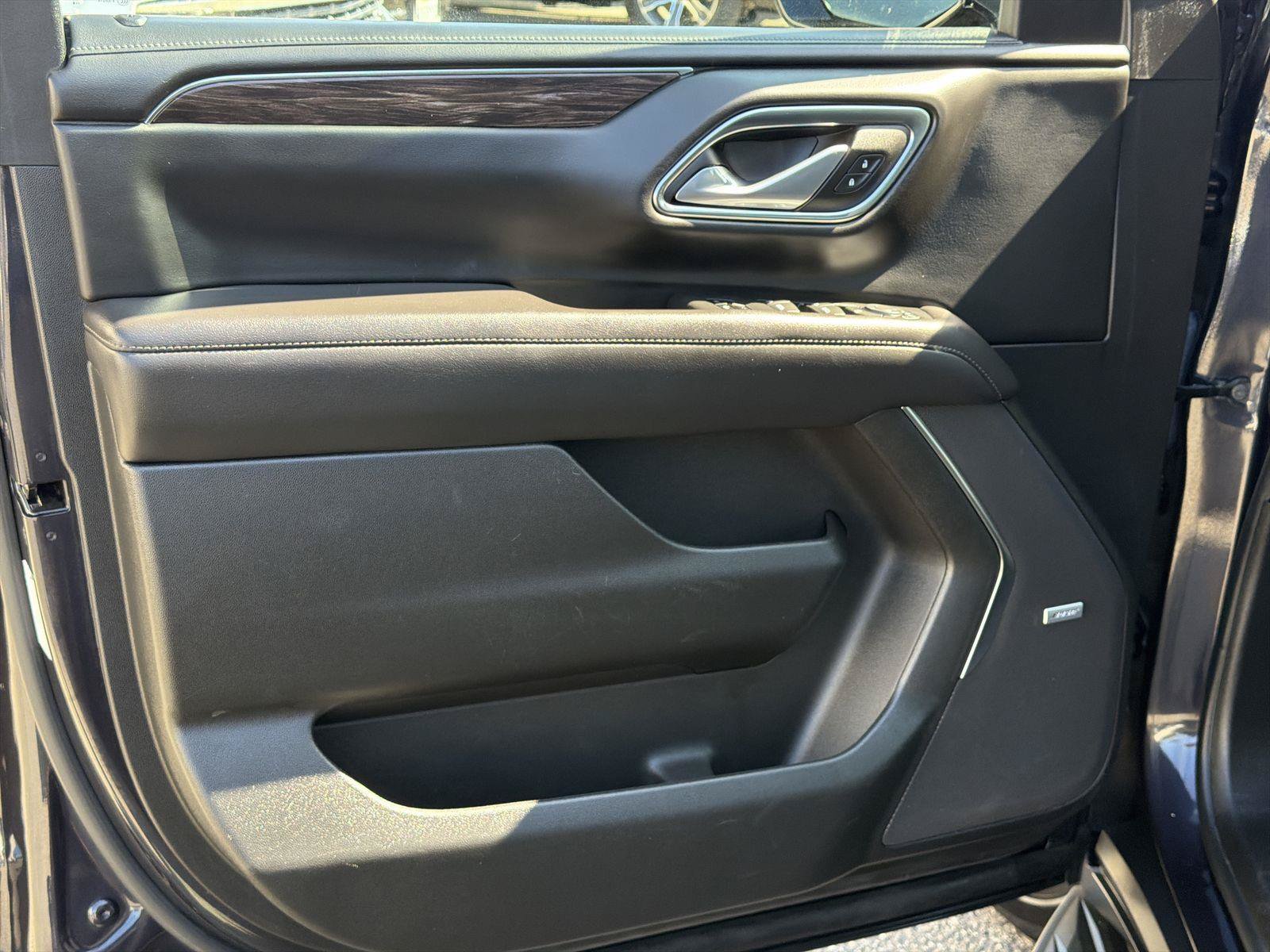 Used 2024 Chevrolet Suburban LT RWD image 21