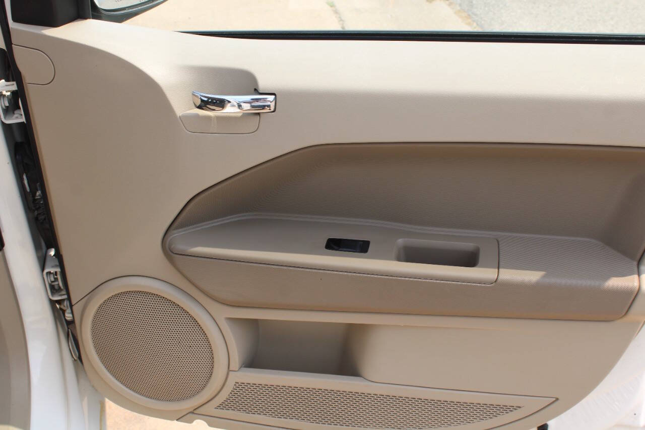 Used 2009 Dodge Caliber SXT FWD image 12