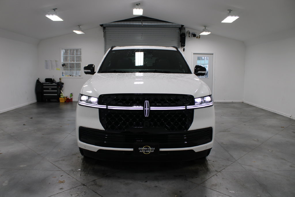 New 2026 Lincoln Navigator Reserve w/ Jet Appearance Package AWD/4WD image 2