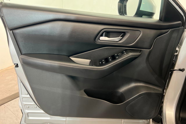 Used 2024 Nissan Rogue SV image 14