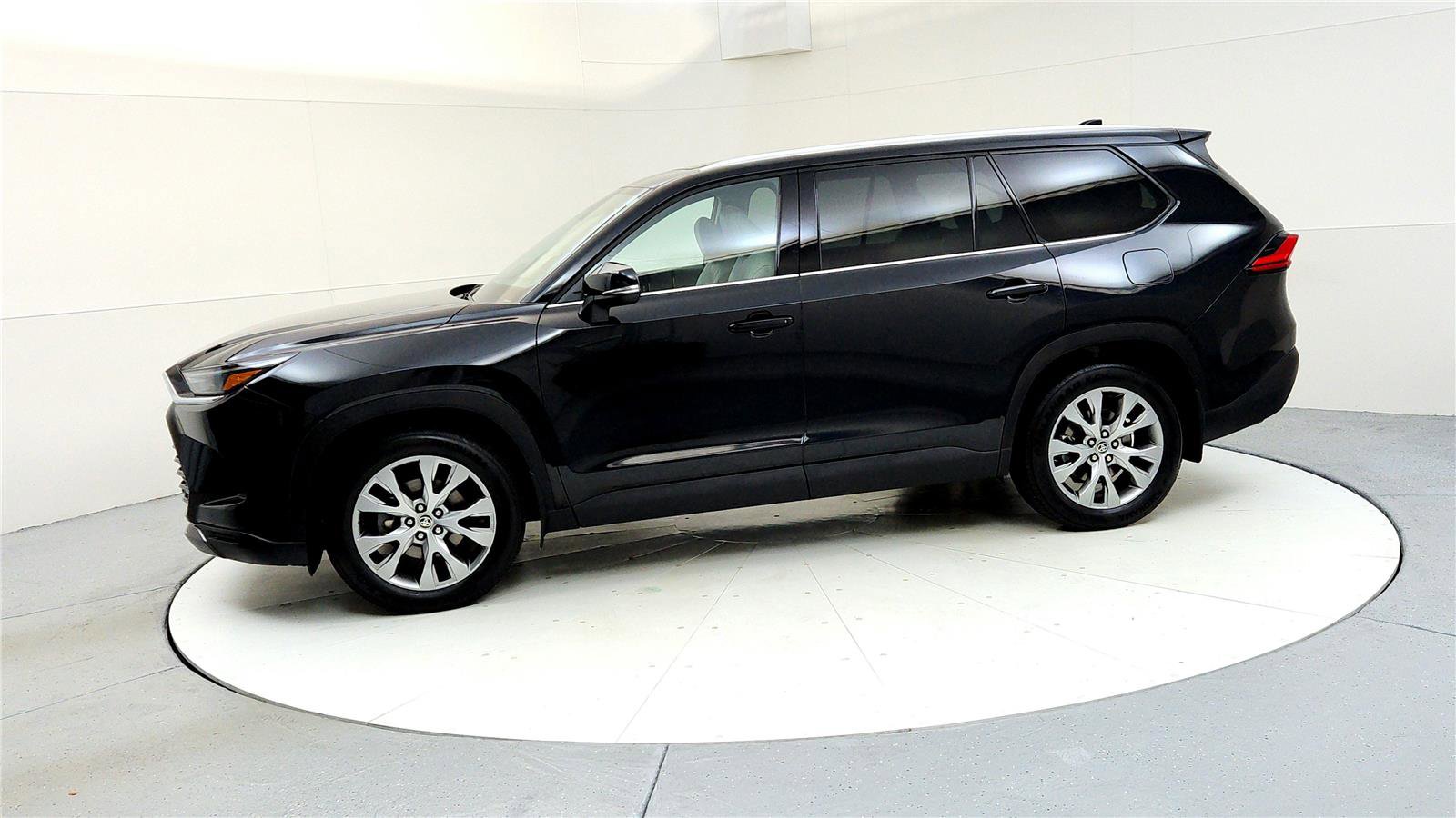 Used 2024 Toyota Grand Highlander Limited image 3