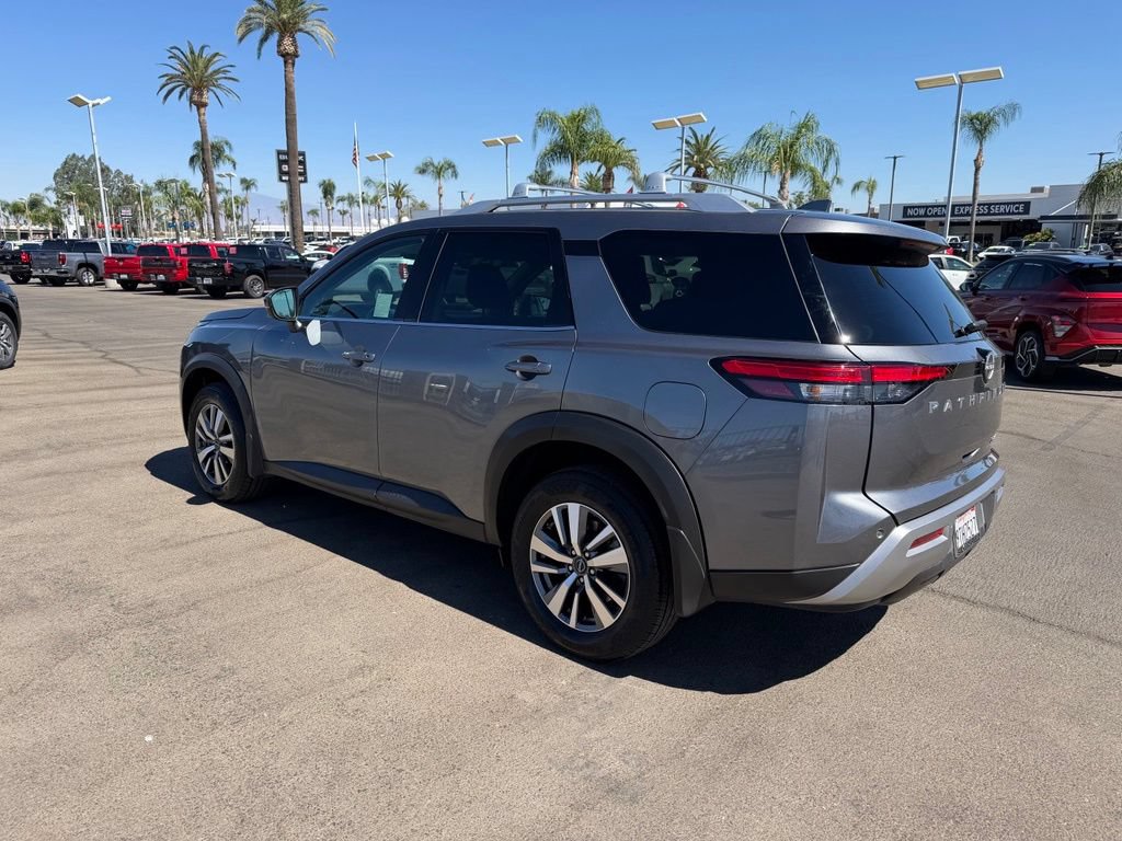 Used 2025 Nissan Pathfinder SL AWD/4WD image 4