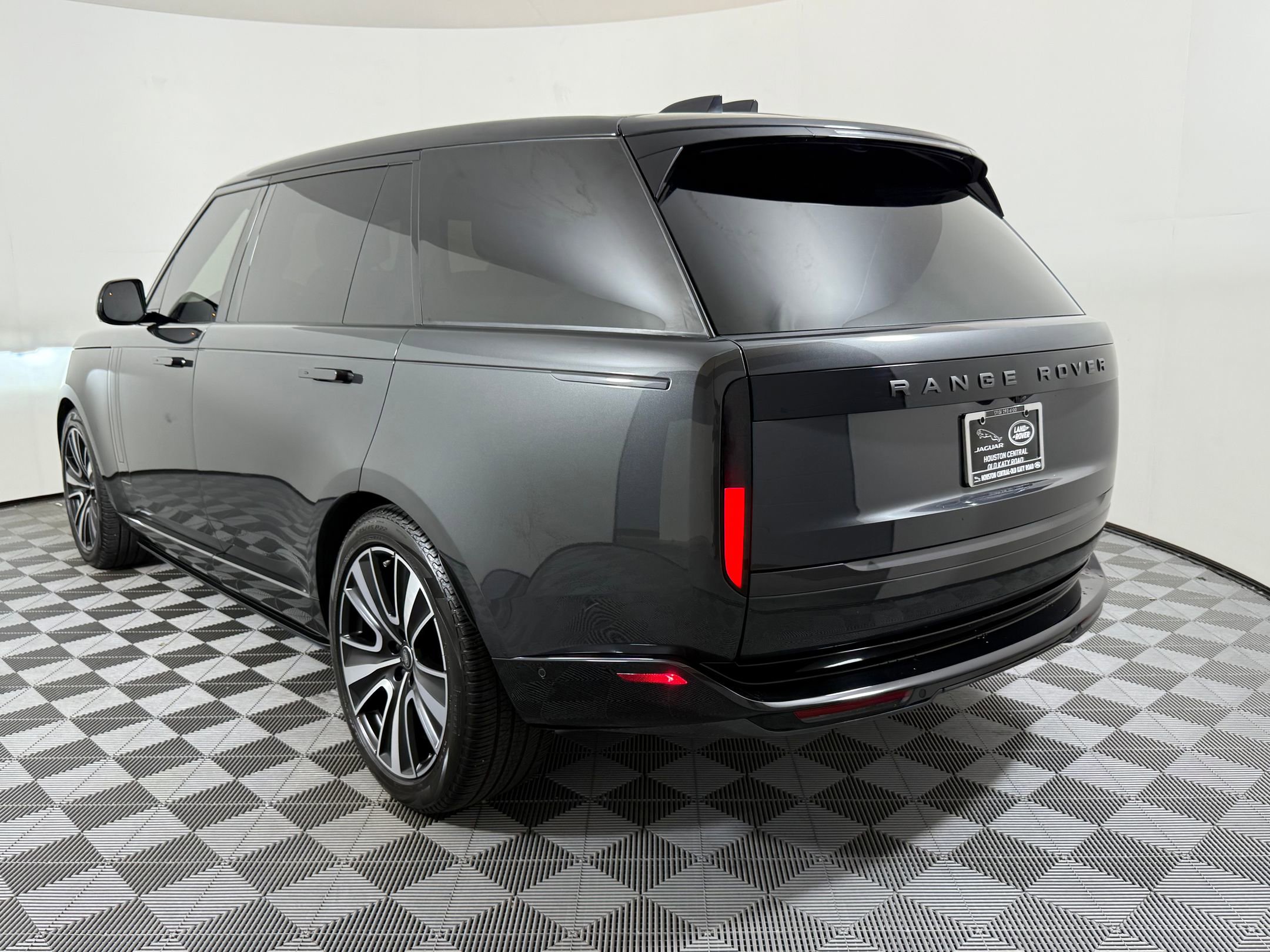 Used 2025 Land Rover Range Rover Long Wheelbase SE image 3