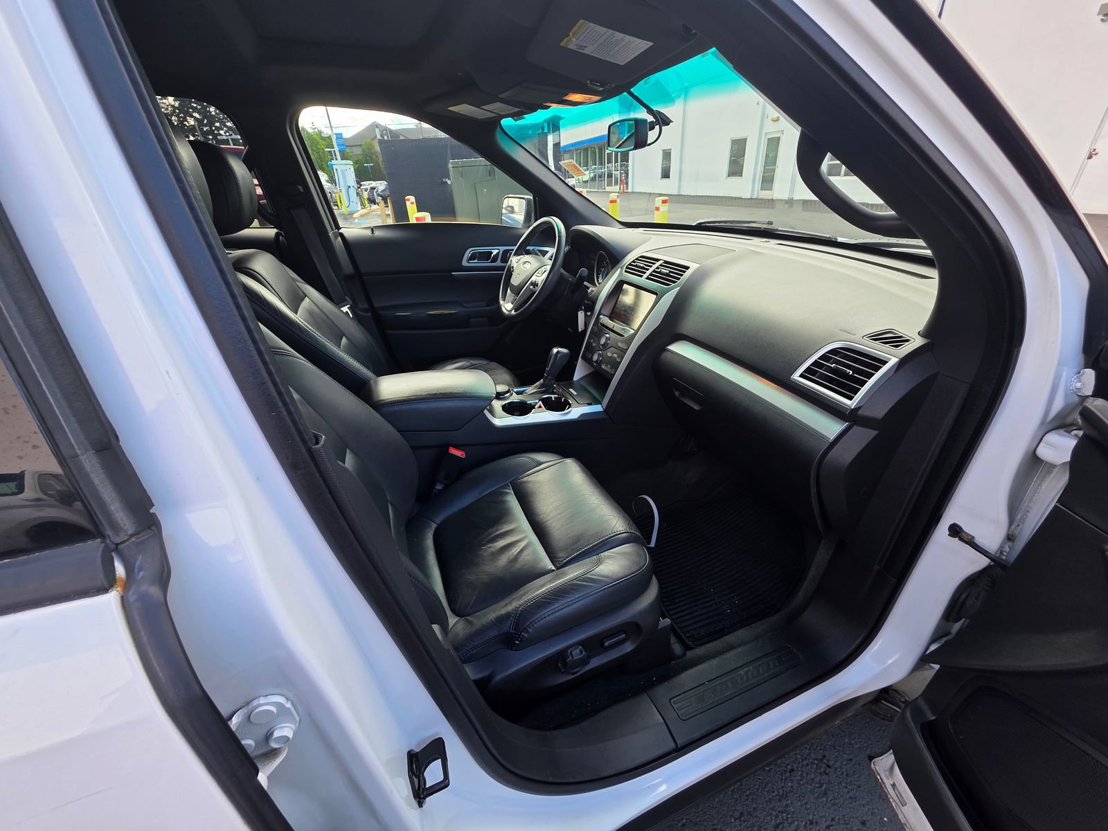 Used 2015 Ford Explorer XLT w/ Equipment Group 202A AWD/4WD image 15