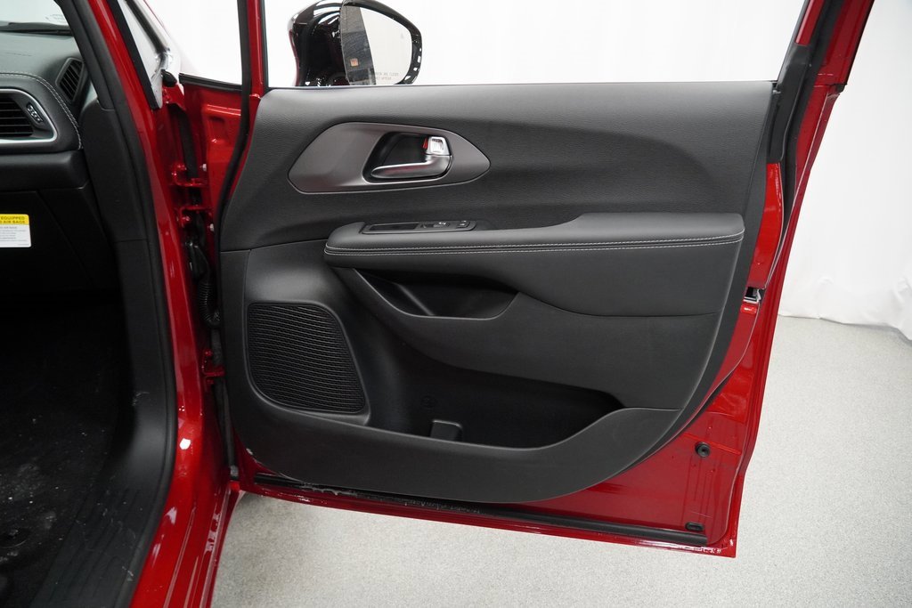 Certified 2025 Chrysler Pacifica Select image 39