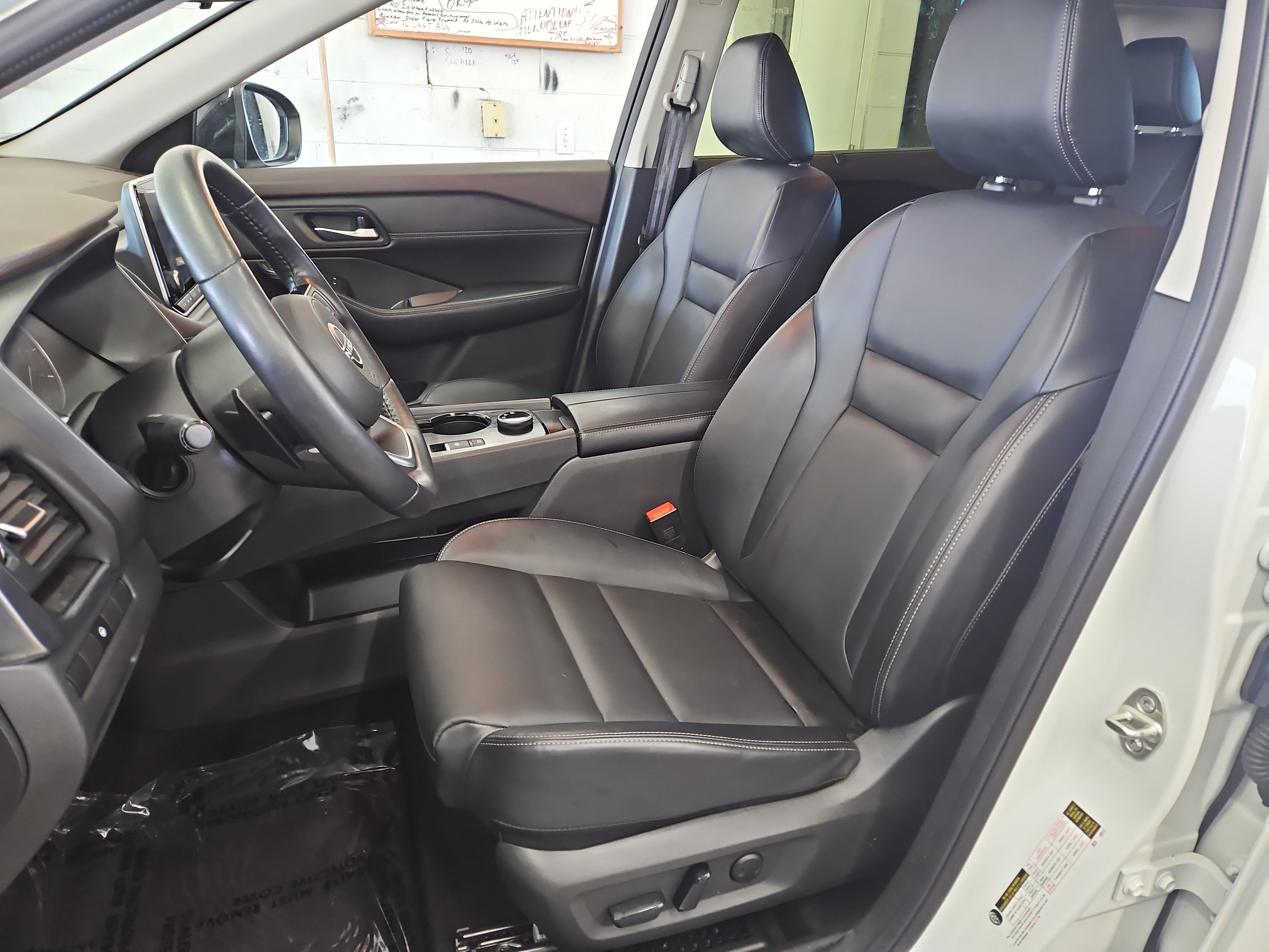 Used 2023 Nissan Rogue SV w/ SV Premium B Package image 9