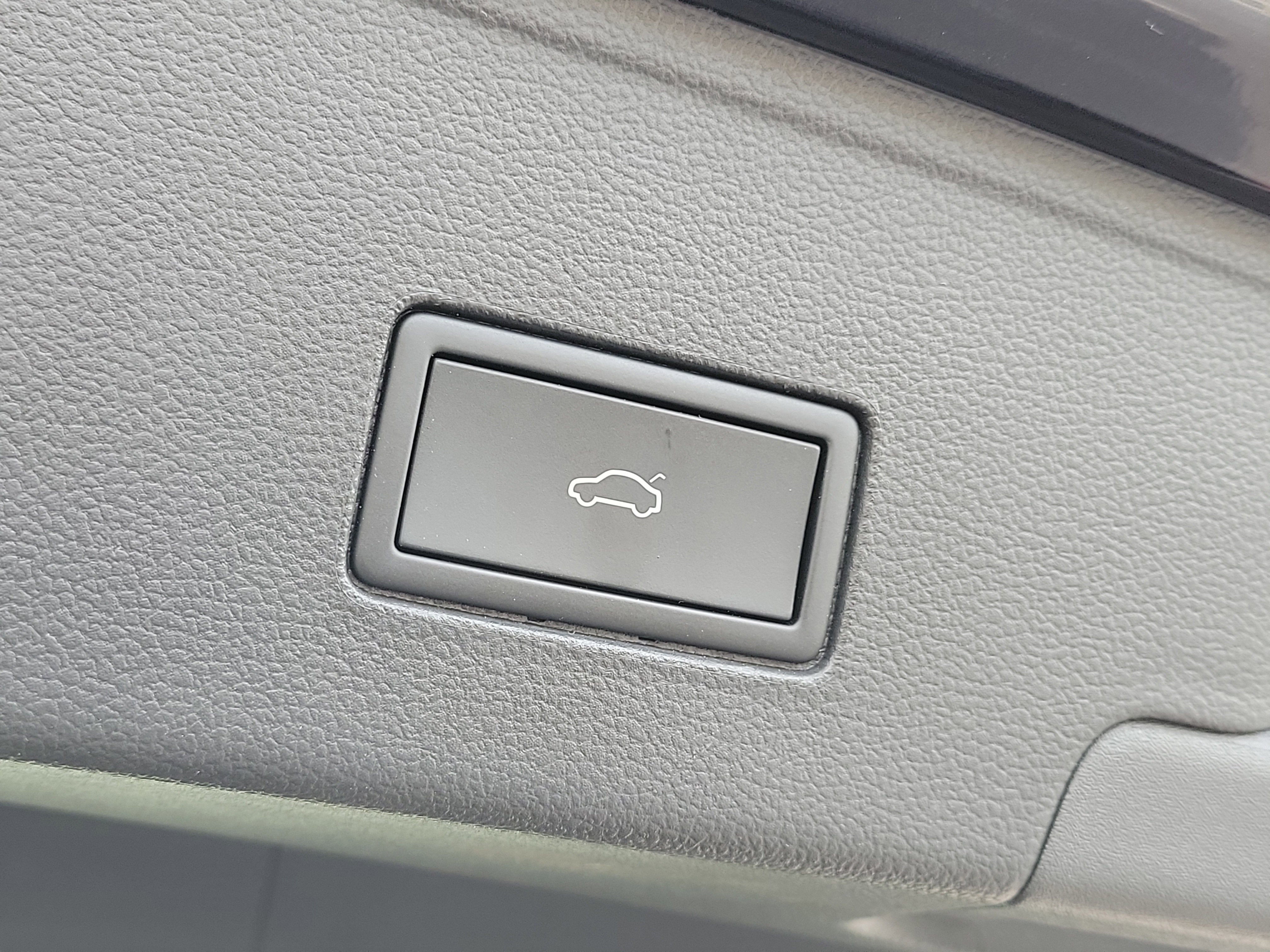 Used 2024 Volkswagen Atlas Cross Sport SE image 8