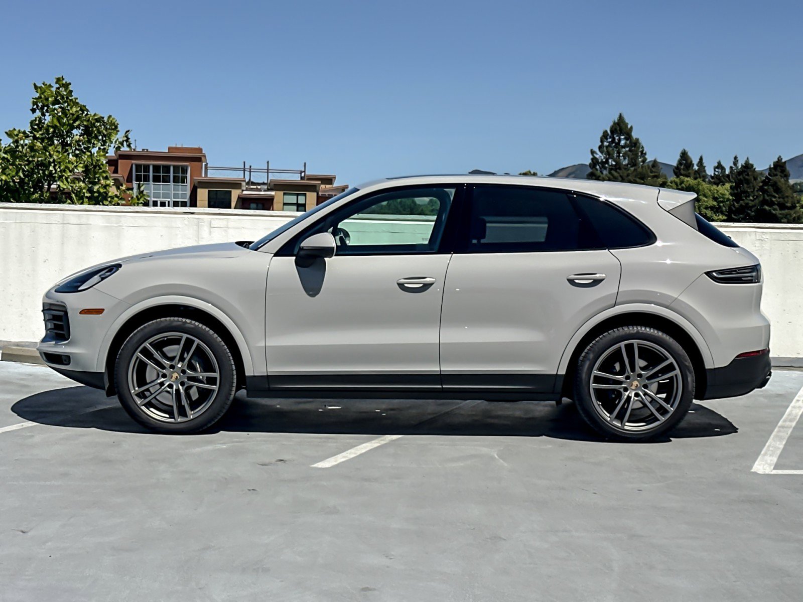 Used 2023 Porsche Cayenne Platinum Edition image 2