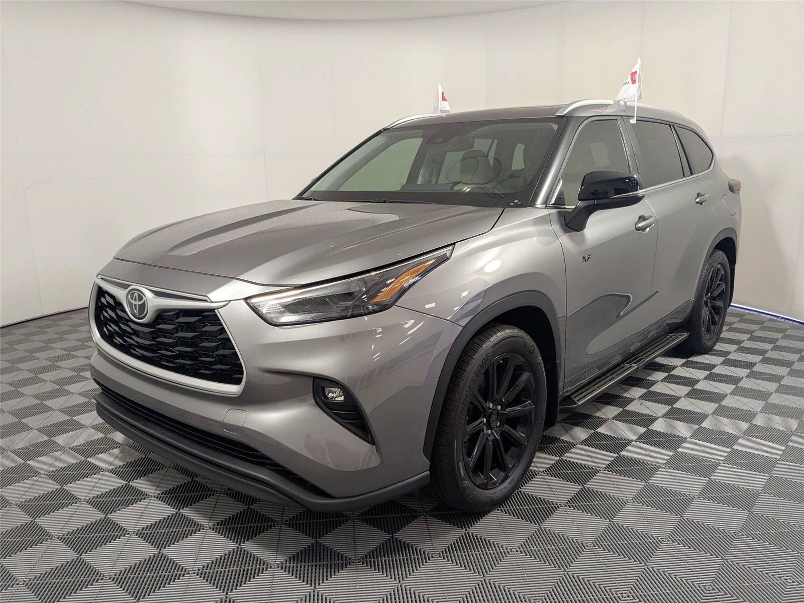 Certified 2025 Toyota Highlander XLE FWD image 2