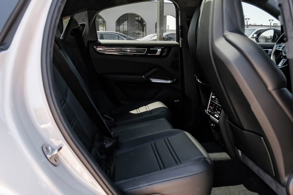 Used 2023 Porsche Cayenne Turbo AWD/4WD image 33