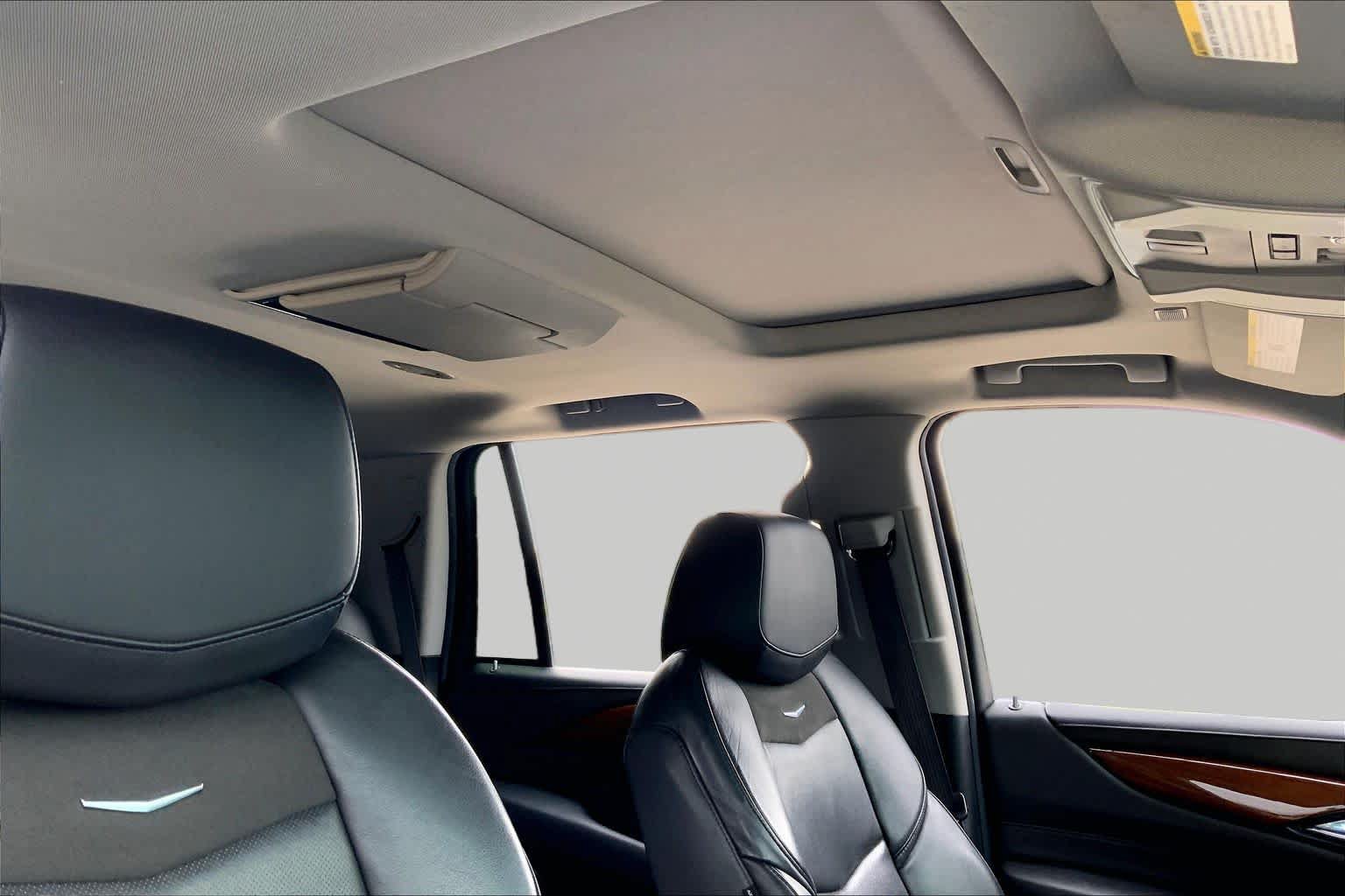 Used 2019 Cadillac Escalade Luxury AWD/4WD image 13