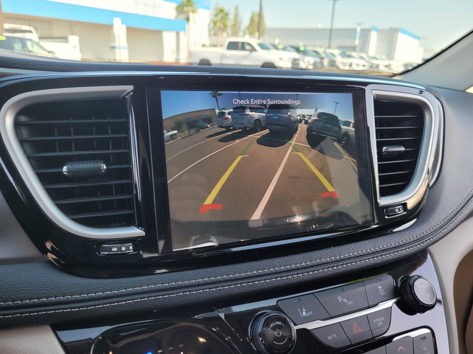 Used 2024 Chrysler Pacifica Limited FWD image 18