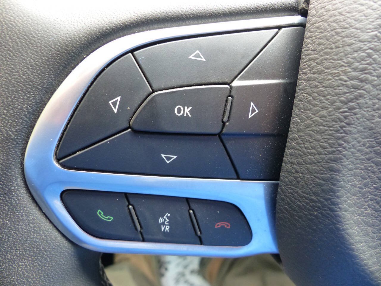 Used 2025 Chrysler Pacifica Select FWD image 41